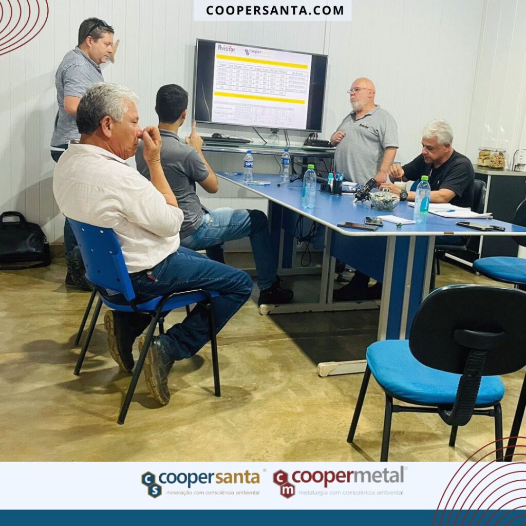 Coopersanta recebe equipe técnica internacional especializada em minerais pesados.