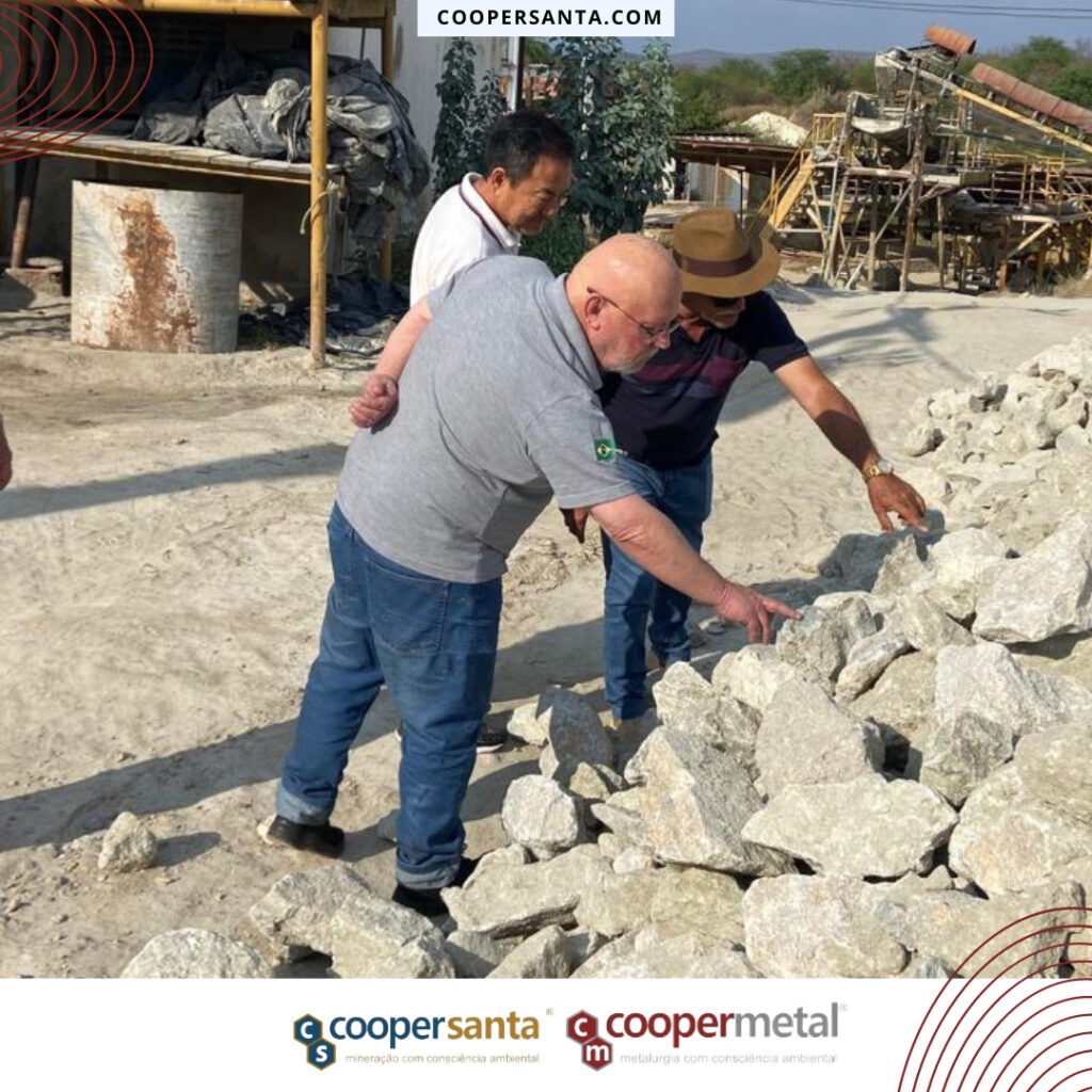 Produtores da COOPERSANTA realizam visitas técnicas para aprimorar processos de mineração