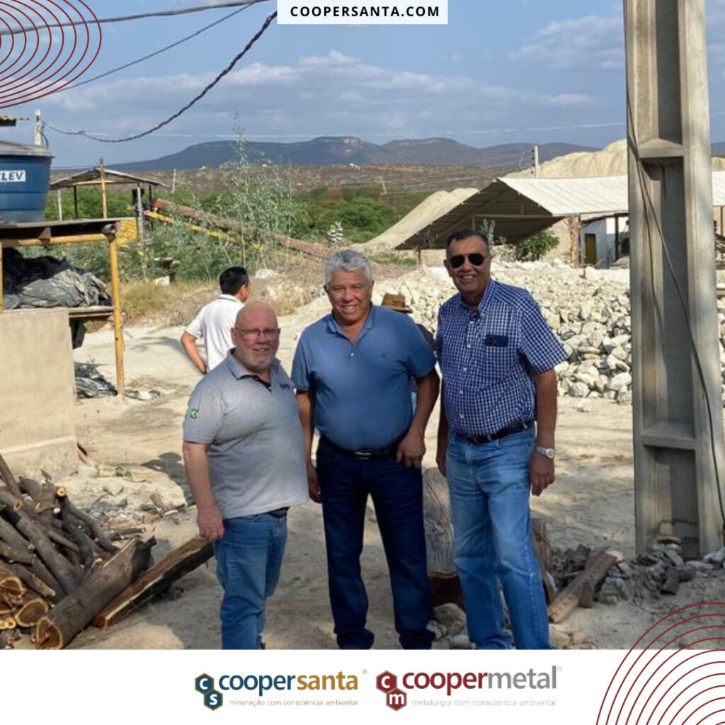 Produtores da COOPERSANTA realizam visitas técnicas para aprimorar processos de mineração